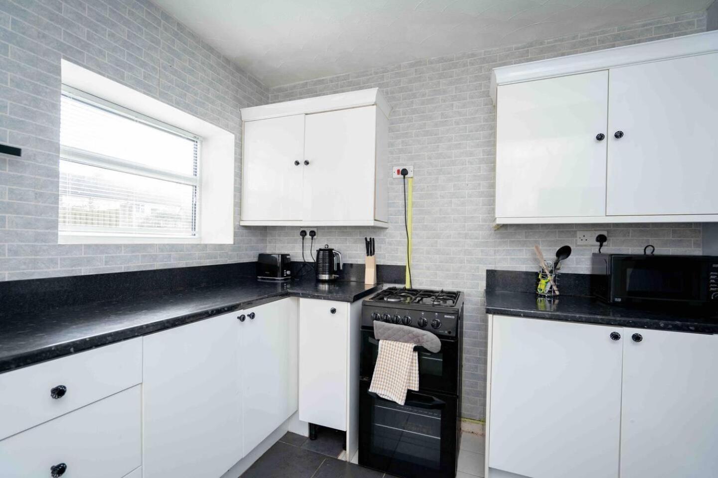 Modern 2-Bed House Liverpool Close To Aintree Hosp Villa Bagian luar foto