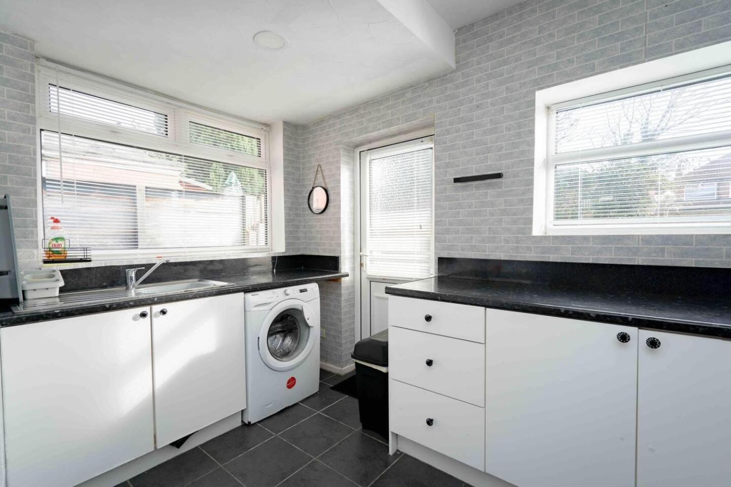 Modern 2-Bed House Liverpool Close To Aintree Hosp Villa Bagian luar foto